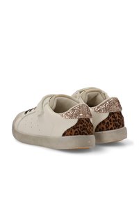 Zapatillas blancas con un acento brilloso en oro rosa en el talón y un panel de estampado de leopardo. Superficie de cuero suave con diseño de cordones.