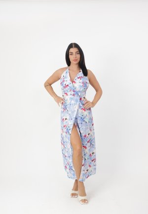 Maxi abito in tessuto azzurro chiaro con motivo floreale in rosso e bianco. Presenta scollo a V profondo, spalline all'americana e design con spacco sulla gamba.