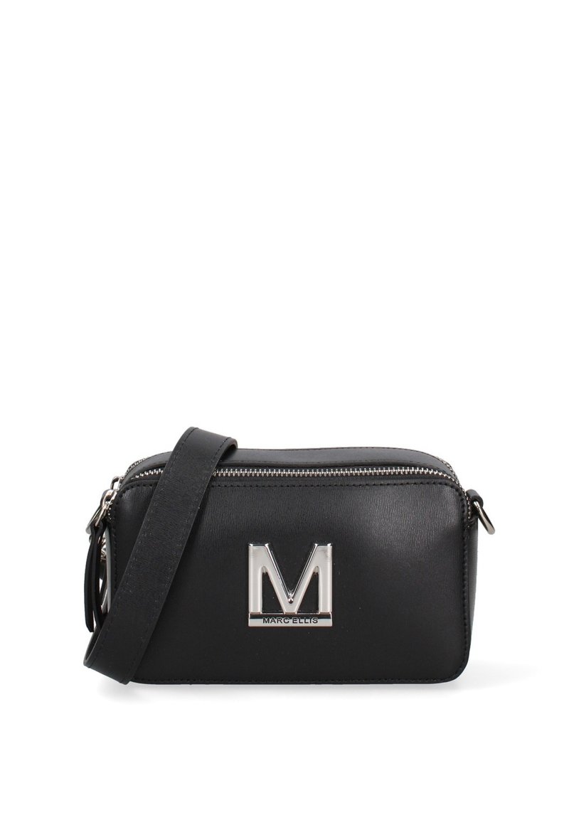 Schwarze Leder-Umhängetasche mit silbernem Zubehör, ausgestattet mit einem auffälligen metallischen "M"-Logo und einem Reißverschluss. Verstellbarer Tragegurt inklusive.