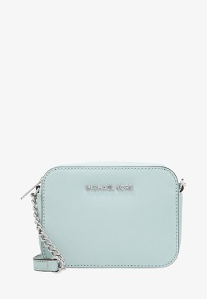 Jasnoniebieska prostokątna torba na ramię z srebrnym łańcuszkowym paskiem i logo MICHAEL KORS w srebrnych literach z przodu.