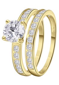 Goldfarbener Ring-Satz mit einem zentralen runden Zirkonia und einem geschwungenen Band, das mit kleineren klaren Steinen verziert ist, um zusätzlichen Glanz zu verleihen.