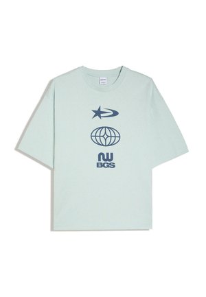 Svetlomodré oversize tričko s tromi námornícky modrými grafickými symbolmi vertikálne centrovanými vpredu.