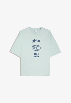Hellblaues oversized T-Shirt mit drei marineblauen grafischen Symbolen, vertikal zentriert auf der Vorderseite.