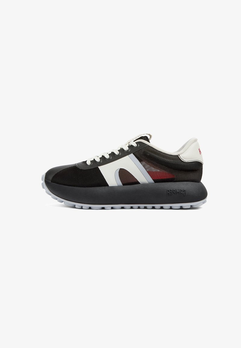 Schwarzer und weißer Sneaker mit Netzpaneelen, runder Zehenpartie, grauer Gummi-Sohle und einem kontrastierenden roten Akzent. Besitzt ein Schnürdesign.