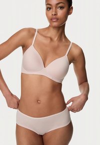 Ljusrosa bh och matchande boyshorts i mjukt tyg. Bh:n har justerbara band och en subtil, triangelformad design.