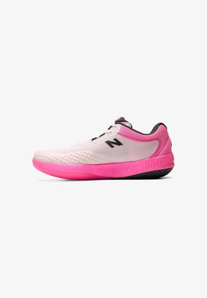 Scarpa da corsa con suola rosa e tomaia in mesh in tonalità di bianco e rosa, con dettagli neri e logo sul lato.
