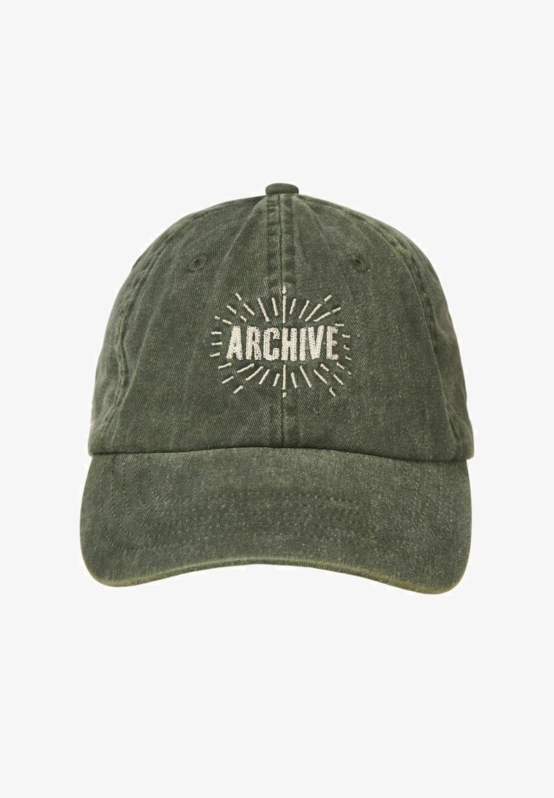 Casquette de baseball en coton vert avec une visière incurvée et un logo brodé « ARCHIVE » entouré de rayons. Comprend des détails cousus et une sangle réglable.