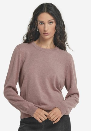 Pull en maille rose clair avec un col rond, des manches longues et des côtes aux poignets et à l'ourlet. Texture douce, silhouette ajustée.