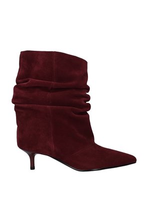 Bota de ante suave hasta la mitad de la pantorrilla en color burdeos, con parte superior holgada y tacón bajo y puntiagudo.