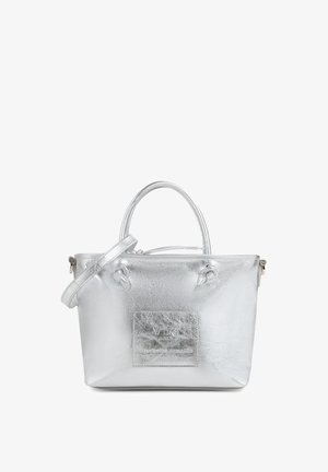 Zilverkleurige metallic tote-tas met twee handvatten, verstelbare schouderriem, voorste patch met reliëfbranding en knoopdetails bij de handvatten.