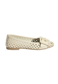 Cremefarbene flache Schuhe aus synthetischem Material mit einem Gitterdesign, runder Zehenpartie und einer großen quadratischen Schnalle an der Seite.