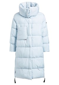 Ljusblå puffjacka med hög krage, frontficka och dragsko nederkant. Mjuk textur, quiltad design och långa ärmar.