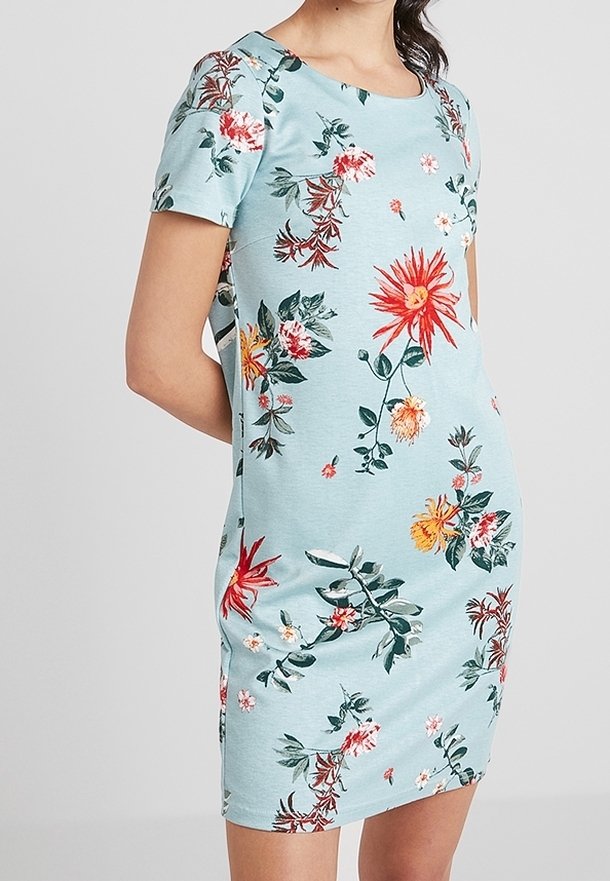Květinové šaty s krátkým rukávem v světle modré barvě s barevnými květinovými vzory. Vyrobené z měkké látky, s kulatým výstřihem a přiléhavým střihem.