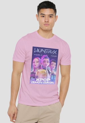 K-POP DEMON HUNTERS - HUNTRIX WORLD TOUR BILLBOARD - T-Shirt print - light pink