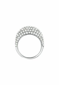 Anello in argento ricoperto di strass con una superficie arrotondata e testurizzata, dotato di numerosi pietre trasparenti e scintillanti incastonate in un band liscia.