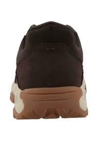 Scarpa sportiva marrone con tomaia testurizzata, collo imbottito e suola in gomma beige a contrasto con motivo di battistrada definito.