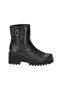 Zwarte leren enkellaars met een ronde neus, zijrits en een decoratieve metalen gesp. Voorzien van een stevige, getextureerde rubberen zool.