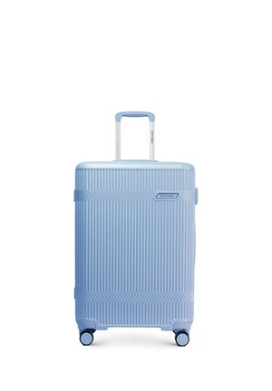 Jasnoniebieska twarda walizka z pionowymi rowkami, wysuwanym uchwytem, czterema obrotowymi kółkami i logo marki Wittchen na froncie.