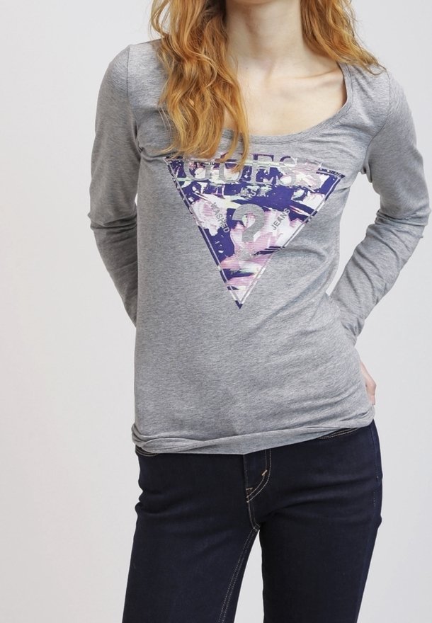 T-shirt grigio a maniche lunghe con scollatura ampia, caratterizzato da una grafica triangolare viola e bianca sul davanti. Tessuto morbido e aderente.