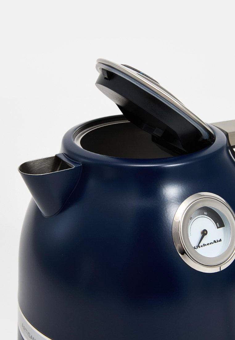 Dunkelblauer elektrischer Wasserkocher mit einem metallischen Deckel, Auslauf und einem runden Temperaturregler, der "KitchenAid" anzeigt. Geschmeidiges, abgerundetes Design.