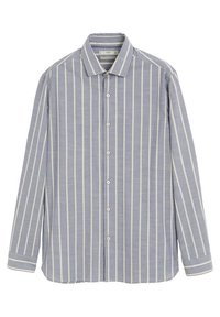 Chemise à manches longues bleu clair, à boutons et rayures blanches verticales, avec un col classique, posée à plat sur un fond blanc.