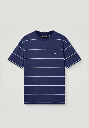 Marineblaues T-Shirt mit kurzen Ärmeln, weißen horizontalen Streifen und kleinem Logo auf der linken Brust, Rundhalsausschnitt.