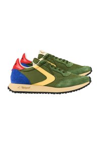 Sneakers verdi in suede con uno swoosh giallo, un pannello laterale blu, un tallone rosso e una suola in gomma nera. Lacci in verde coordinato.