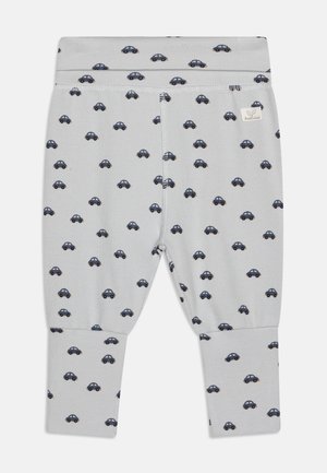 Lichtgrijze babylegging met marineblauwe autoprints en een klein beige merketiket rechtsboven.