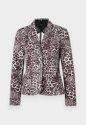 Blazer da donna con stampa leopardata, due bottoni, colletto a revers, maniche lunghe e tasche applicate frontali su sfondo bianco.