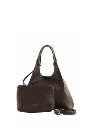 Sac à main en cuir texturé marron foncé avec une petite pochette assortie et une bandoulière amovible, tous deux avec des détails en métal argenté.