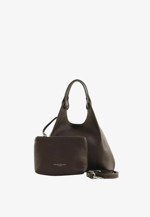 Sac à main en cuir texturé marron foncé avec une petite pochette assortie et une bandoulière amovible, tous deux avec des détails en métal argenté.