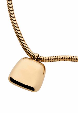 Colgante cuadrado de oro liso sobre un collar de cadena tipo serpiente texturizada de oro, sobre un fondo blanco.