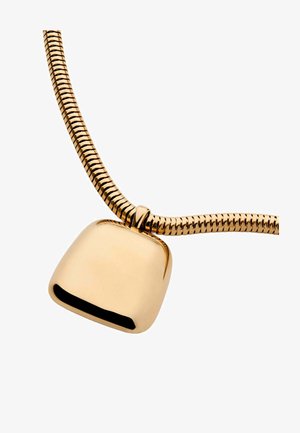 Colgante cuadrado de oro liso sobre un collar de cadena tipo serpiente texturizada de oro, sobre un fondo blanco.