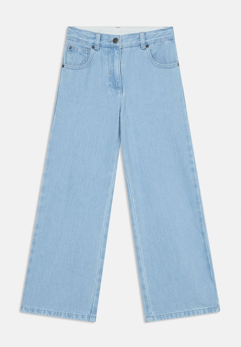 Jeans de perna larga azul claro feitos de denim. Apresentam cinco bolsos, costura dourada e um fecho de botão na frente. Textura suave e bainha reta.