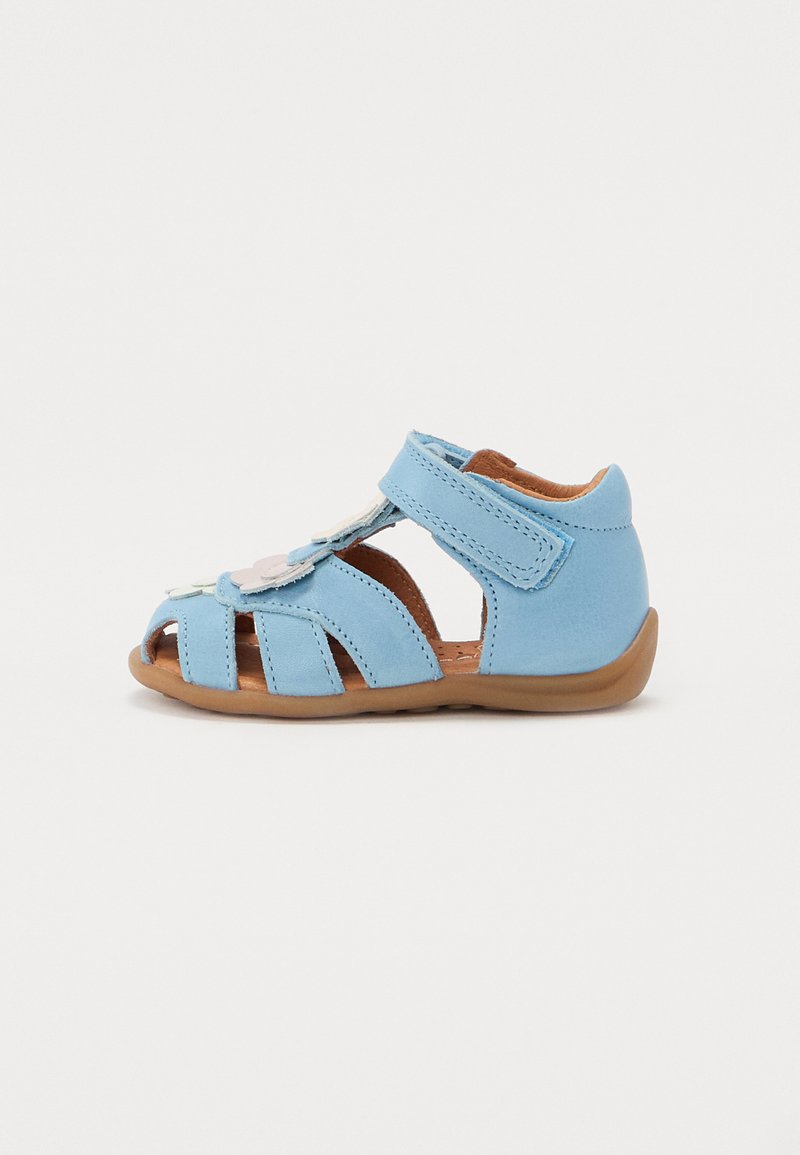 Lys blå lær sandal med åpent design, stroppelukking og flerfargede blomsterdetaljer foran. Myk brun såle.