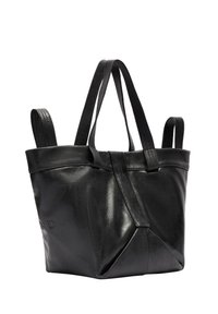 Czarna skórzana torba tote z teksturowanymi uchwytami, charakteryzująca się unikalnym złożonym designem i wytłoczonym logo z jednej strony. Gładka powierzchnia, znacznie zarysowany kształt.
