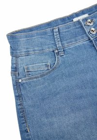Jean en denim bleu clair avec taille haute, deux poches avant et fermeture à double bouton avec des coutures ton sur ton et une texture subtile.
