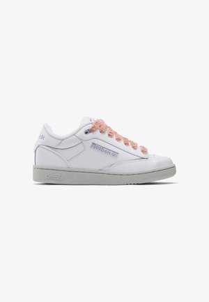 Sneaker din piele albă cu șireturi texturate de culoare roz și talpă din cauciuc gri. Prezintă un logo mov pe lateral și detalii cusute pe partea superioară.