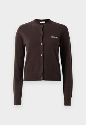 Brun strikket cardigan med rund hals, knaplukning foran, ribbede ærmer og kant. Har broderet tekst på venstre side.