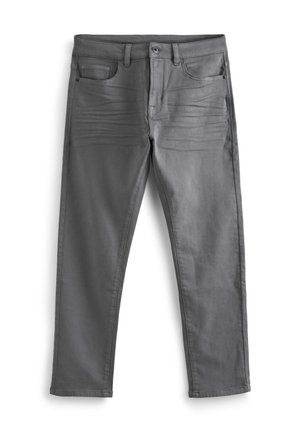 Harmaat farkut suoran lahkeen muotoilulla, joissa on etutaskut, vetoketjushortit ja hienovaraiset tekstuuriyksityiskohdat kankaassa.