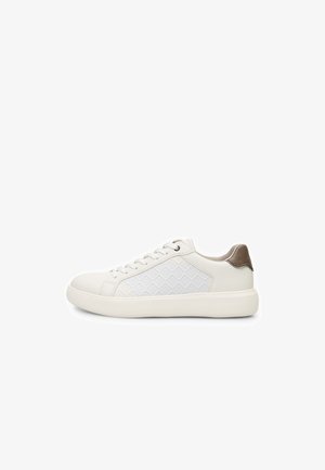Sneaker bianco con pannello testurizzato che presenta un motivo a rombi. Parte superiore in pelle liscia, punta tonda, accento beige sul tallone e suola a contrasto.