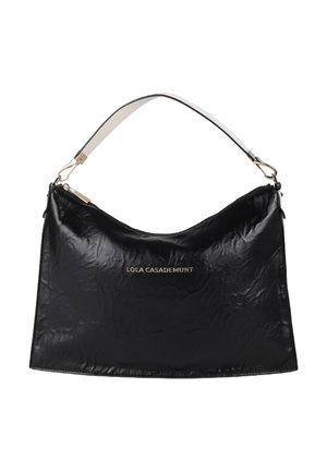 Schwarz gefälschte Lederhandtasche mit einem lässigen Design und einem weißen Trageriemen. Mit goldenen Beschlägen und eingeprägtem Logo auf der Vorderseite.