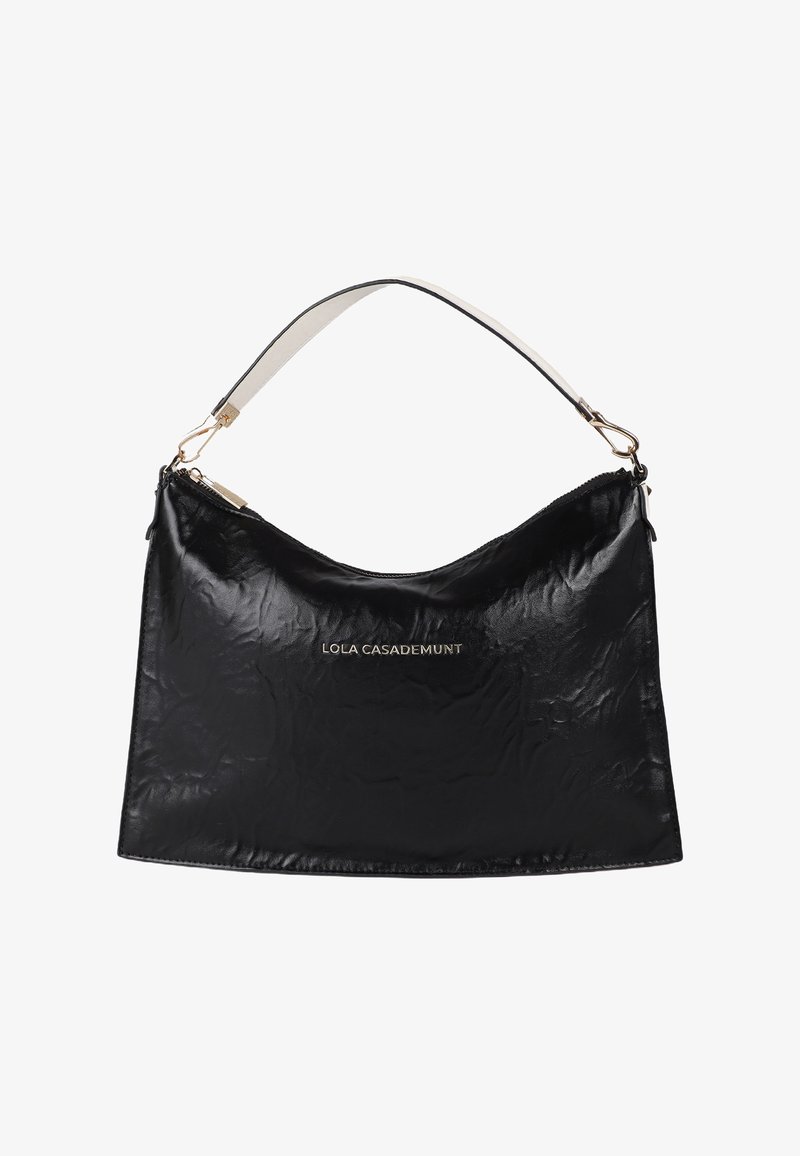 Černá kabelka z umělé kůže s měkkým, texturovaným povrchem. Má krémově zbarvený ramenní popruh a zlatý logo značky na přední straně.