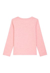 Langärmliges pinkes Oberteil aus weichem Stoff mit glatter Textur, mit Rundhalsausschnitt und durchgehendem gepunktetem Muster.