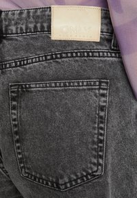 Juodos džinsinės kelnės su reljefine medžiaga, su užpakaliniu kišeniu ir odiniu ženklu, pažymėtu "ONLY BLUE DENIM".