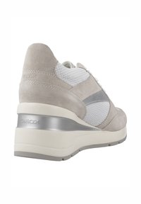 Zapatilla de ante y malla gris con suela blanca acolchada. Cuenta con un acento plateado cerca del talón y material texturizado para un mejor agarre. Branding de Geox visible.