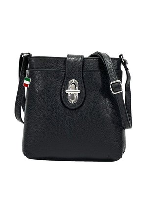 Schwarze, strukturierte Leder-Crossbody-Tasche mit silbernem Drehverschluss, verstellbarem Riemen und kleinem italienischem Flaggenanhänger am Riemen.
