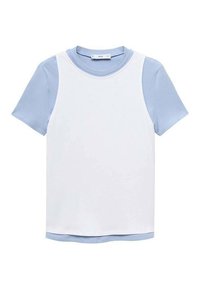 Lichtblauw T-shirt met korte mouwen, gelaagd met een mouwloze witte vest, plat gepresenteerd op een witte achtergrond.