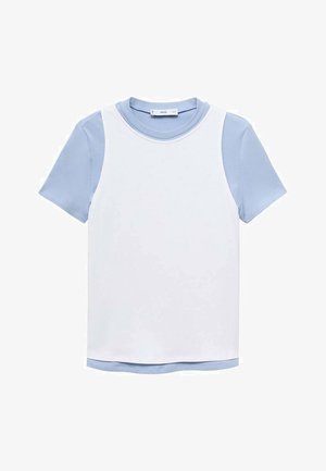 Kortärmad ljusblå T-shirt i lager med en ärmlös vit väst, uppställd platt på en vit bakgrund.