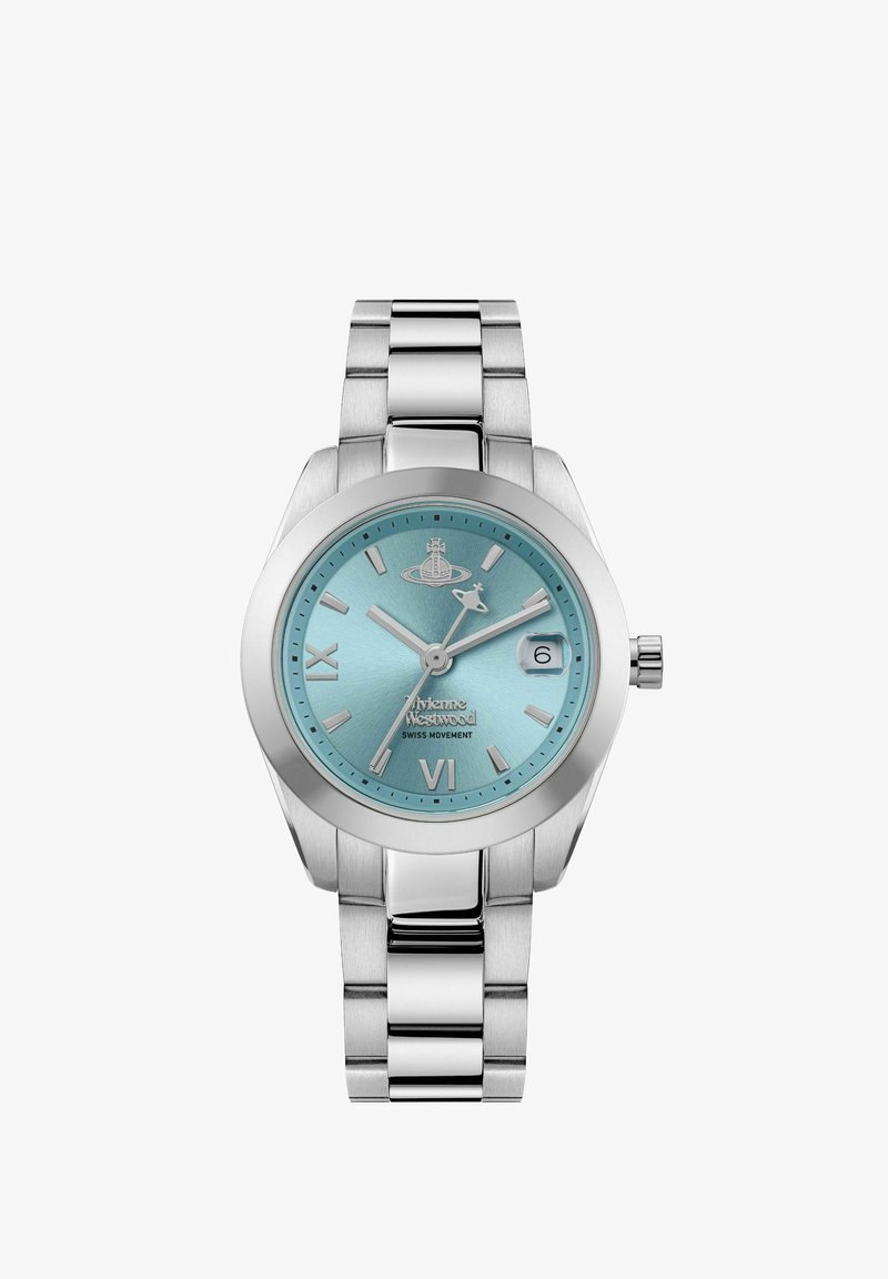Montre-bracelet en métal argenté avec un boîtier rond, un cadran teal, des chiffres romains et un affichage de la date à 3 heures. Elle possède un bracelet en métal à maillons.